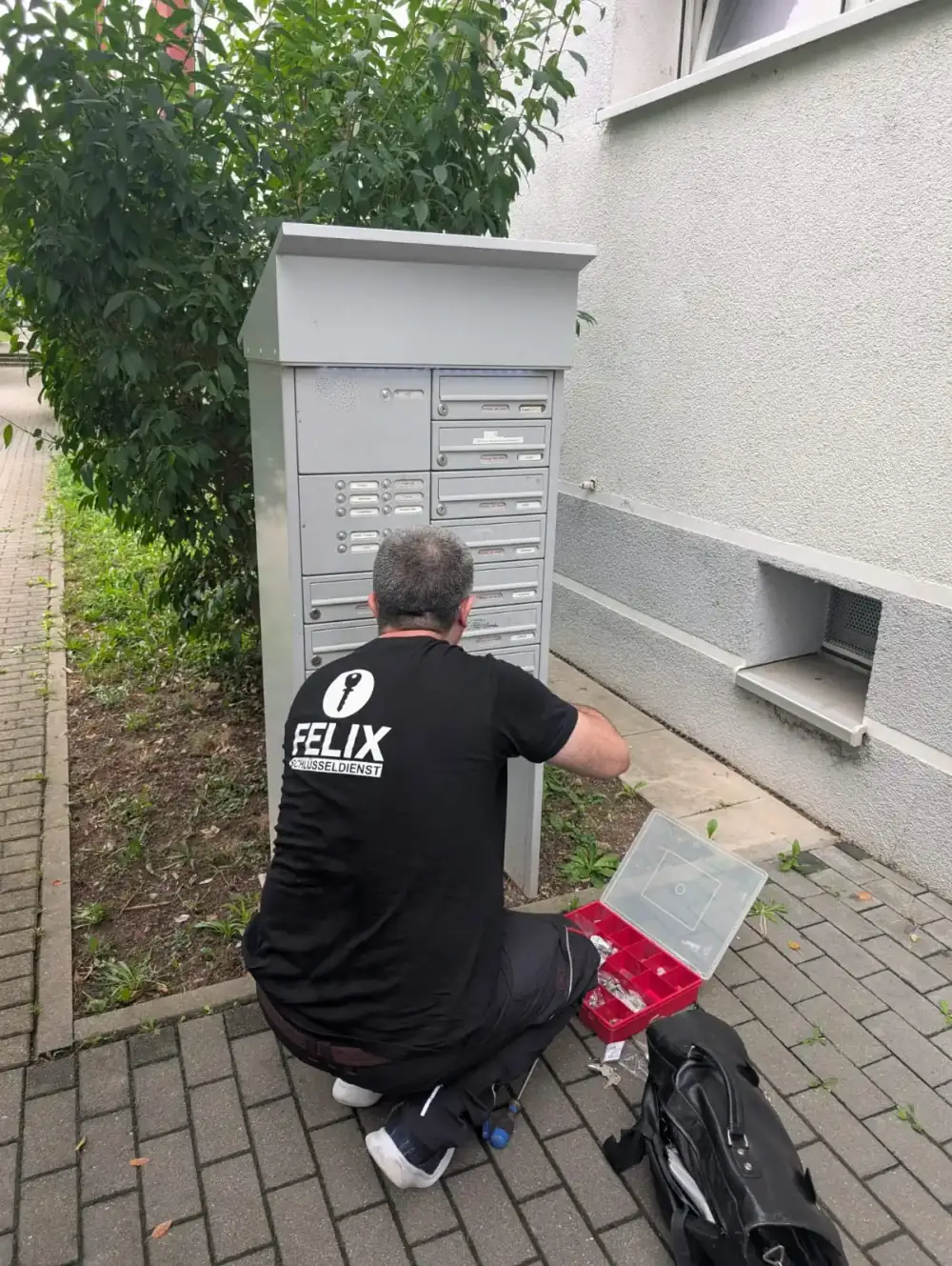 Schlüsseldienst Fellbach Techniker bei der Arbeit